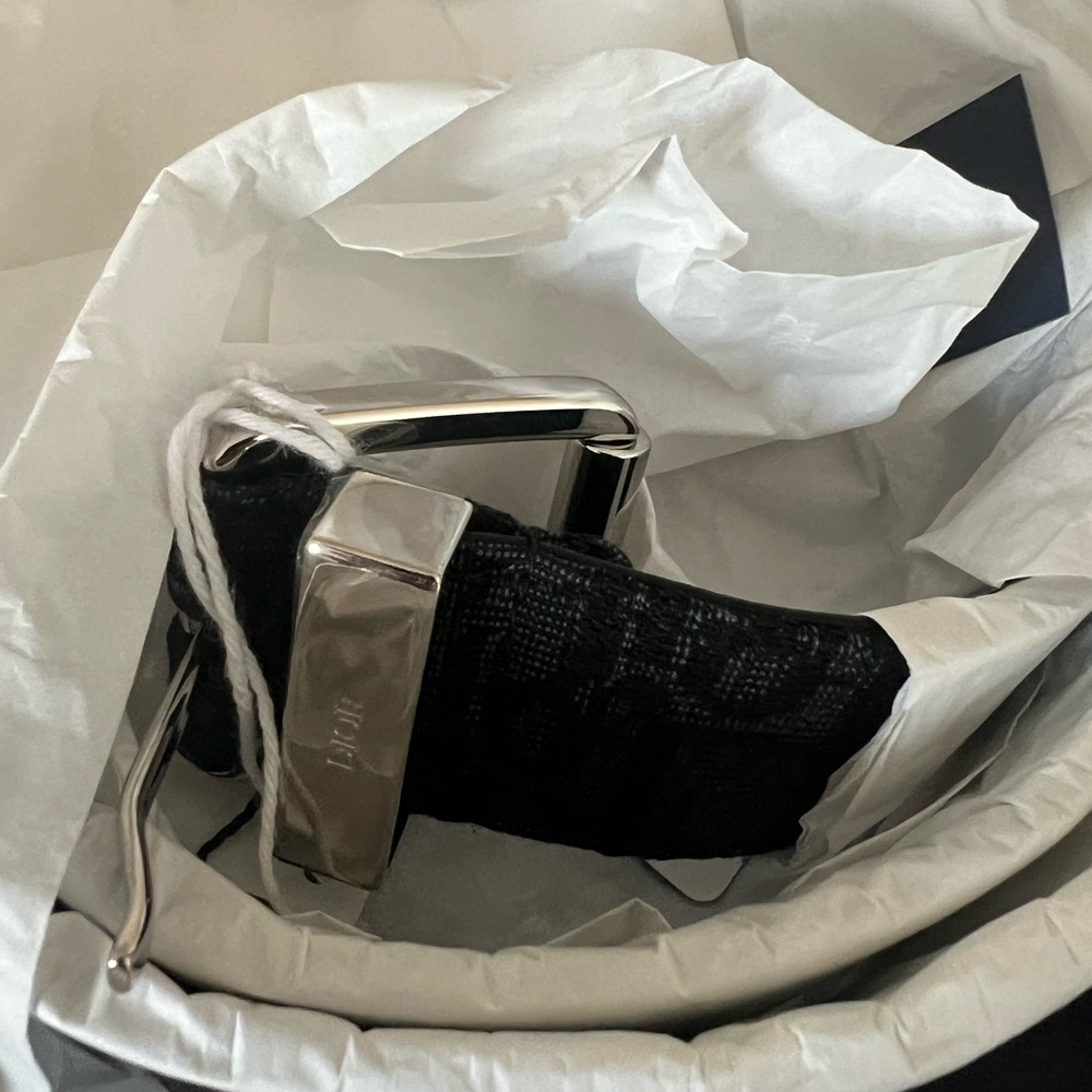 Dior Luxurious White and Navy Packaging - Picture 4 of 5